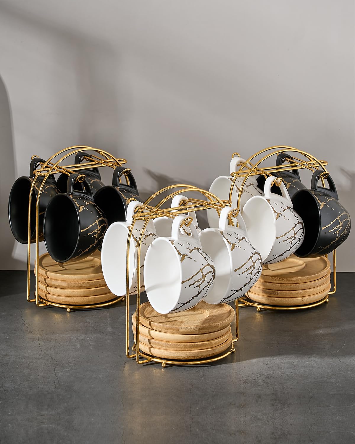 HOME DECOR Lot de 4 tasses à cappuccino empilables en céramique avec soucoupe et support en métal pour les amateurs de café, cappuccino, latte, americano et thé, 220 ml, noir doré